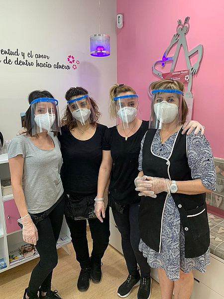 Las cuatro trabajadoras del centro de estética Pinzas, en Vallecas (Madrid). Las medidas de seguridad incrementan el gasto del centro.