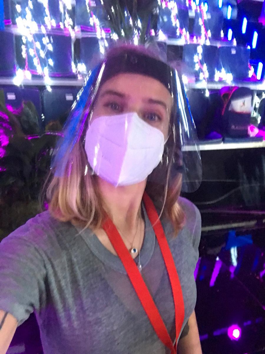 Verónica Febrero con mascarilla y pantalla de protección en su reincorporación a 'OT 2020'