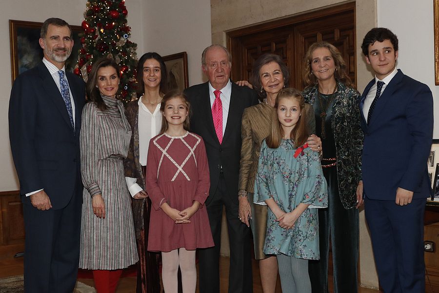 Retrato de la Familia Real en 2018: Felipe IV, la rena Letizia, los reyes eméritos don Juan Carlos y doña Sofía, las princesas Leonor y Sofía y la infanta Elena con sus hijos, Froilán y Victoria Federica