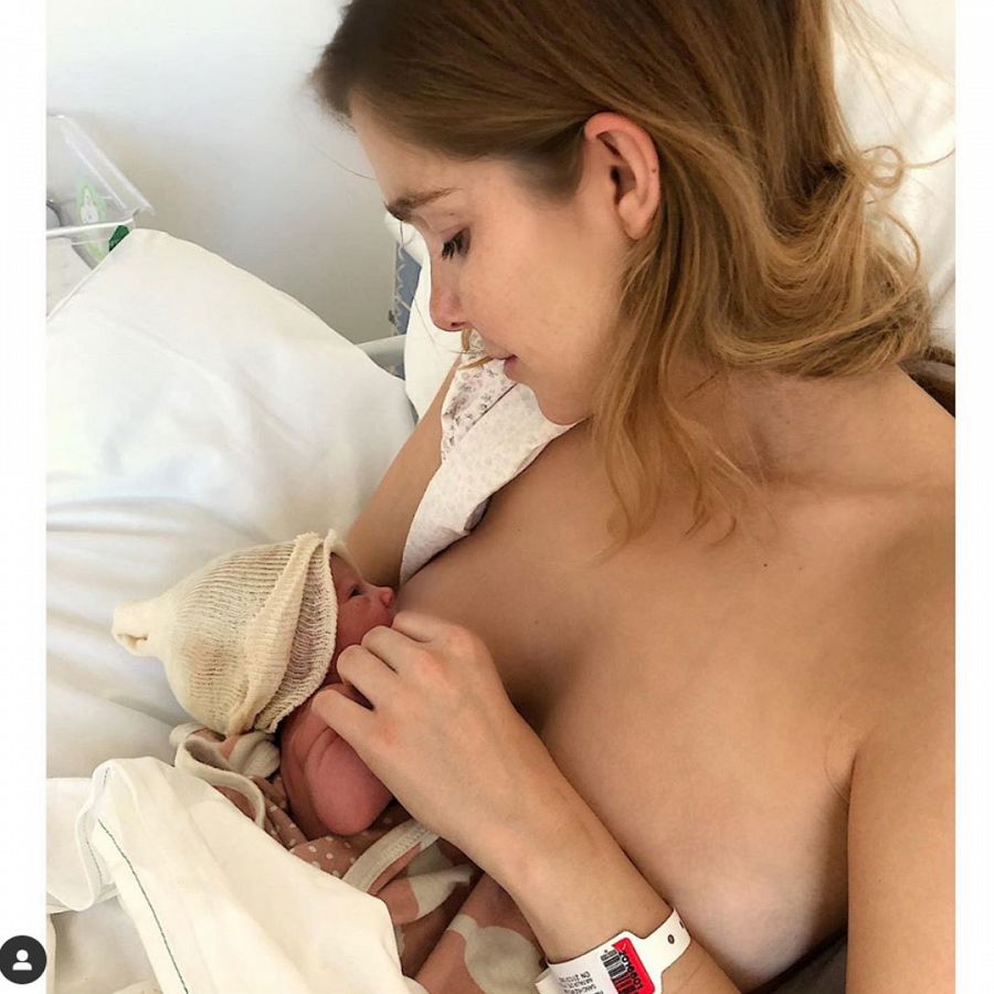 Natalia Sánchez presenta a su primera hija, Lia, con una foto de su nacimiento