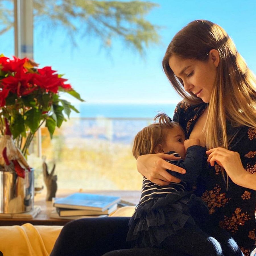 Natalia Sánchez dándole el pecho a su hija Lia. La actriz es partidaria de la lactancia materna