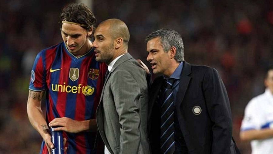 Mourinho habla con Guardiola, mientras el catalán da órdenes a Ibrahimovic en el partido de la vuelta de semifinales de Champions de 2011 entre el FC Barcelona y el Inter de Milán