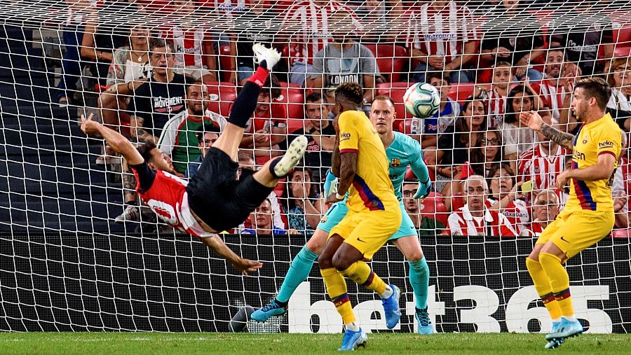 El delantero del Athletic Club de Bilbao Aritz Aduriz (i) remata para conseguir el único gol del partido