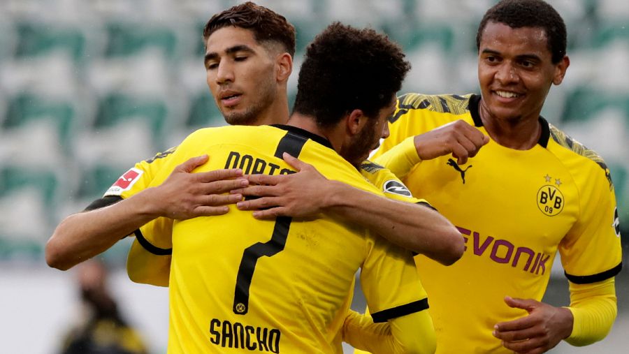 Imagen: Achraf abraza a su asistente en el gol, Jadon Sancho