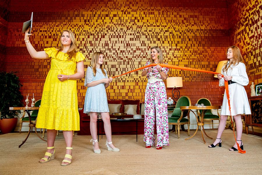 Máxima de Holanda con sus hijas, las princesas Ariane (vestido de Zara), Amalia y Alexia (sandalias de Zara) 