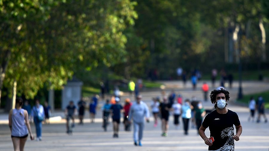 Decenas de personas pasean por El Retiro a primera hora de la mañana
