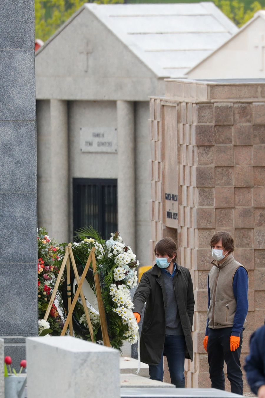 Carlos y Felipe Cortina Lapique en el entierro de su paddre, Alfonso Cortina en el cementerio de El Pardo, Madrid.