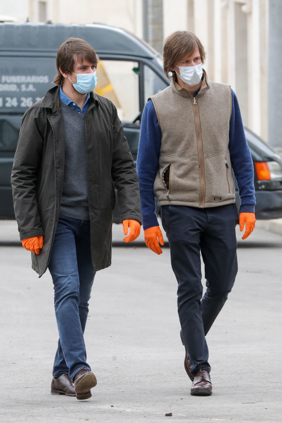 Carlos y Felipe Cortina Lapique en el entierro de su paddre, Alfonso Cortina en el cementerio de El Pardo, Madrid.