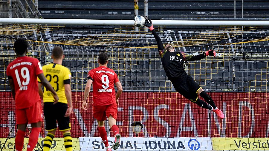 La vaselina del jugador del Bayern, Joshua Kimmich, supera por arriba al portero del Borussia Dortmund, Roman BurkÏ