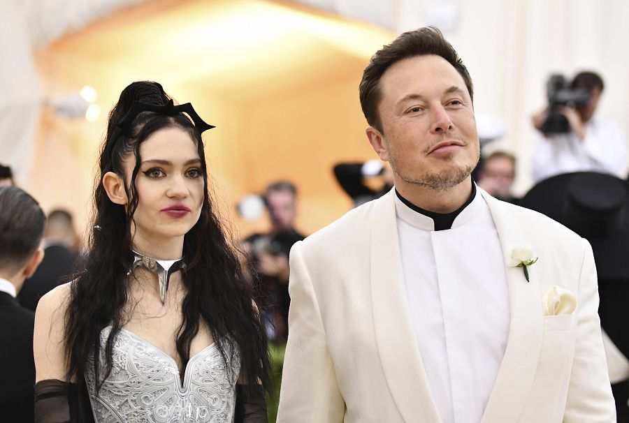 Elon Musk y Grimes en su primera aparición pública conjunta, en la gala del MET 2018