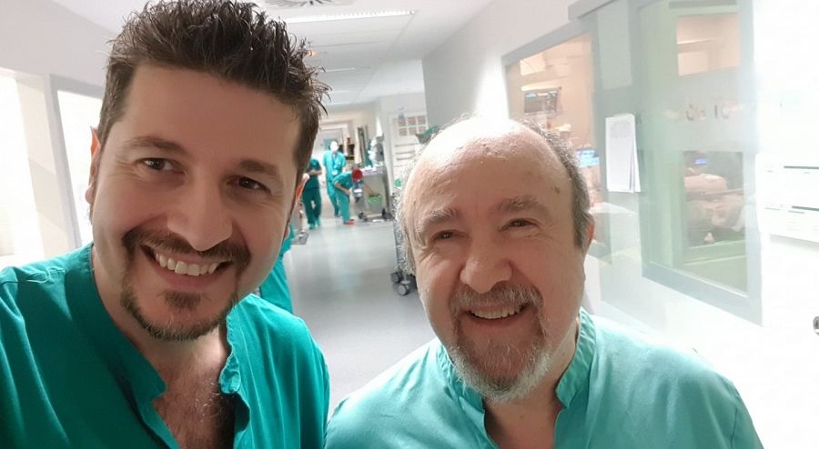 El médico jubilado Vicente Arráez (derecha) junto a su compañero Gabriel Heras en la UCI del Hospital de Torrejón (Madrid)