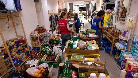 Fundación Juntos por la Vida: Voluntarios reparten ayuda alimentaria