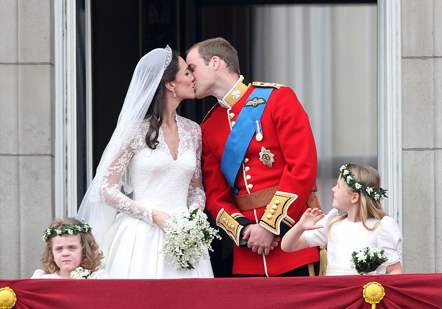 El príncipe Guillermo besa a Kate Middleton, duquesa de Cambridge, en el balcón del Palacio de Buckingham