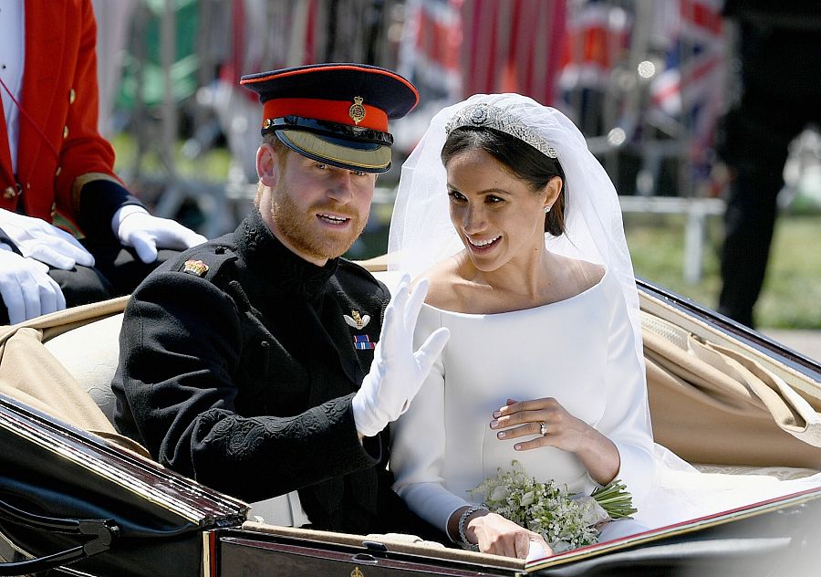 El príncipe Harry y Meghan Markle en el carruaje después de contraer matrimonio