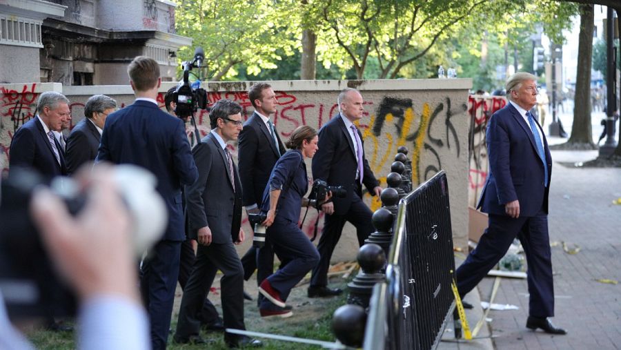 El presidente de EE.UU, Donald Trump, atraviesa la plaza Lafayette para posar frente la iglesia de St. John, donde el domingo los manifestantes prendieron una hoguera