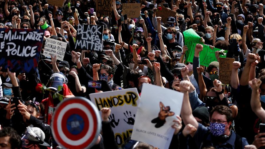 Miles de personas levantan los puños en el Ayuntamiento de Seattle para protestar contra la muerte de George Floyd bajo custodia policial