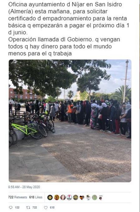 Captura de uno de los mensajes con tono racista y xenófobo que se viralizaron en twitter con la foto real de los migrantes convocados por un bulo que circulaba en whatsapp