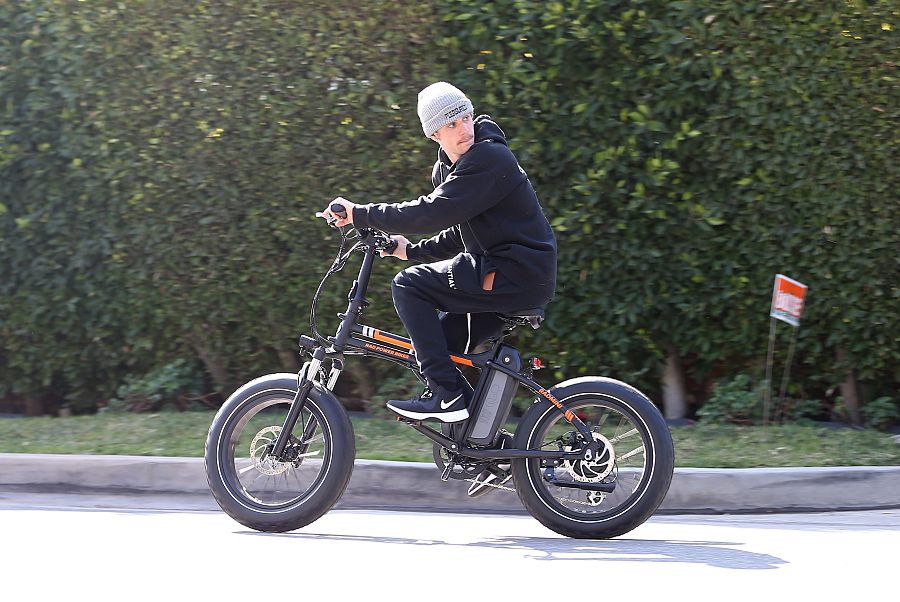 El cantante Justin Bieber en bicicleta en Los Ángeles