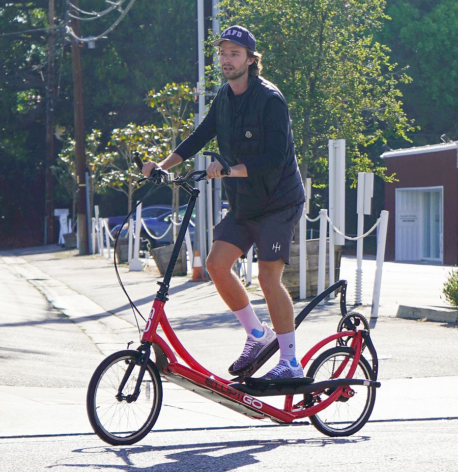 El actor Patrick Schwarzenegger, hijo de Arnold, en Los Ángeles en bicicleta