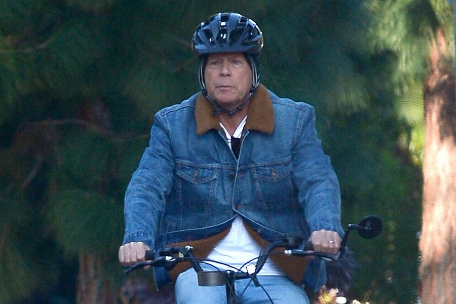 El actor Bruce Willis es capturado en su bicicleta eléctrica en Los Ángeles.