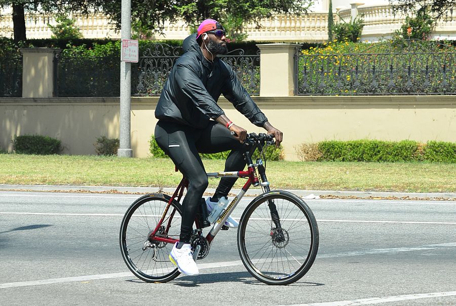 El jugador de baloncesto de Los Ángeles Lakers, LeBron James, pasea en bicicleta en West Hollywood, California