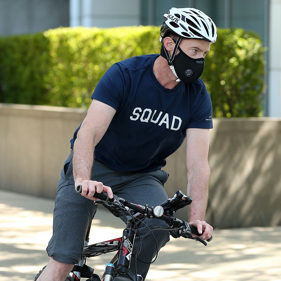 El actor Hugh Jackman paseando en bici por Nueva York