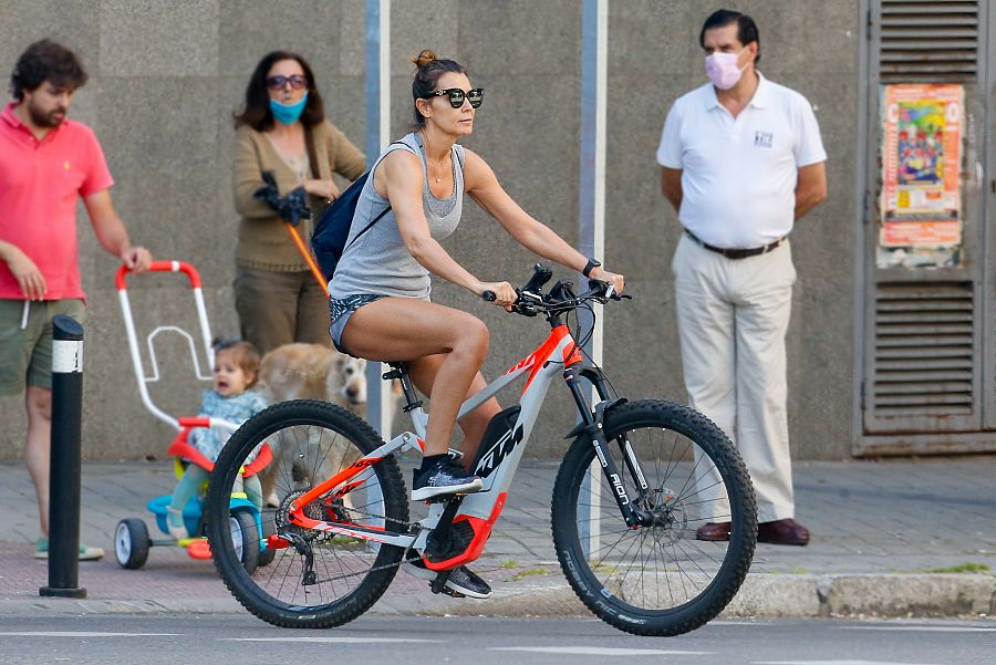 Mar Flores paseando en bicicleta por las calles de Madrid