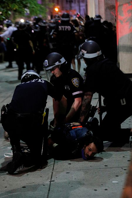 Un manifestante es detenido por agentes de la policía de Nueva York durante una protesta por la muerte de George Floyd en manos de un policía blanco.