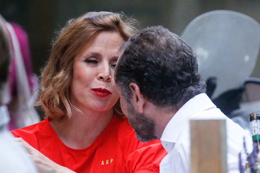 AGATHA RUIZ DE LA PRADA Y LUIS GASSET DISFRUTAN DE SU COMPAÃ'Ã¿A EN UNA TERRAZA DE MADRID