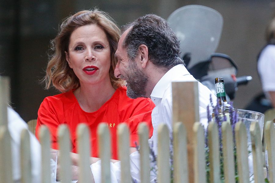 AGATHA RUIZ DE LA PRADA Y LUIS GASSET DISFRUTAN DE SU COMPAÃ'Ã¿A EN UNA TERRAZA DE MADRID