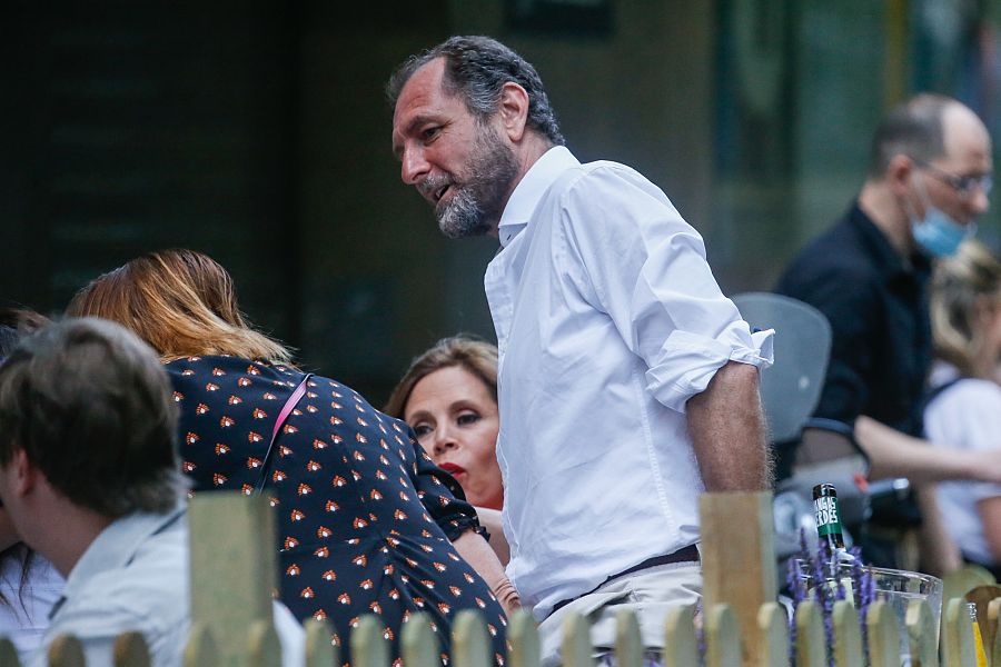 AGATHA RUIZ DE LA PRADA Y LUIS GASSET DISFRUTAN DE SU COMPAÃ'Ã¿A EN UNA TERRAZA DE MADRID