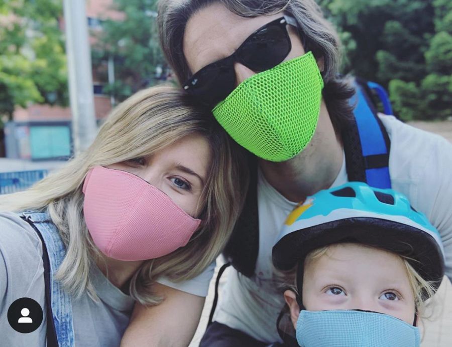 Cristina Boscá y su familia, con mascarilla contra el COVID-19