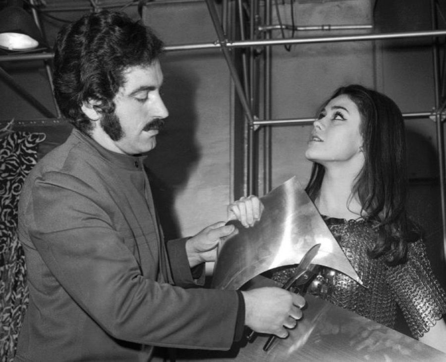 Paco Rabanne cortando una pieza de metal