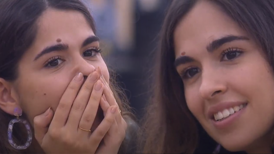 Anajú abstraída viendo los videos de Anne, 