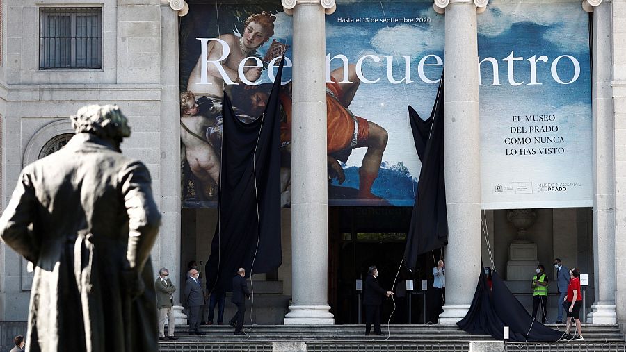 Momento en el que ha sido descubierto el nuevo cartel de la fachada principal del Museo del Prado.