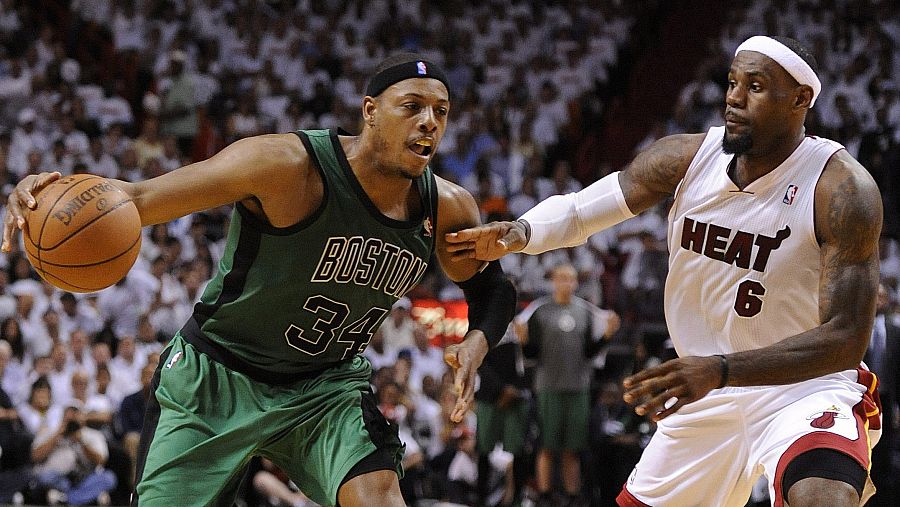 Paul Pierce (i) y Lebron James, durante un partido de las Finales del Oeste