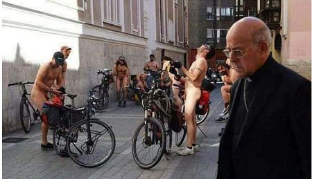 El cardenal Blázquez y los nudistas de Asamblea Ciclista al inicio de la protesta en 2016