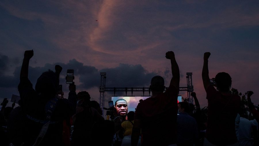 En el mismo Houston, se ha celebrado también una vigilia con velas por Floyd junto a su familia en la Escuela Secundaria Jack Yates.