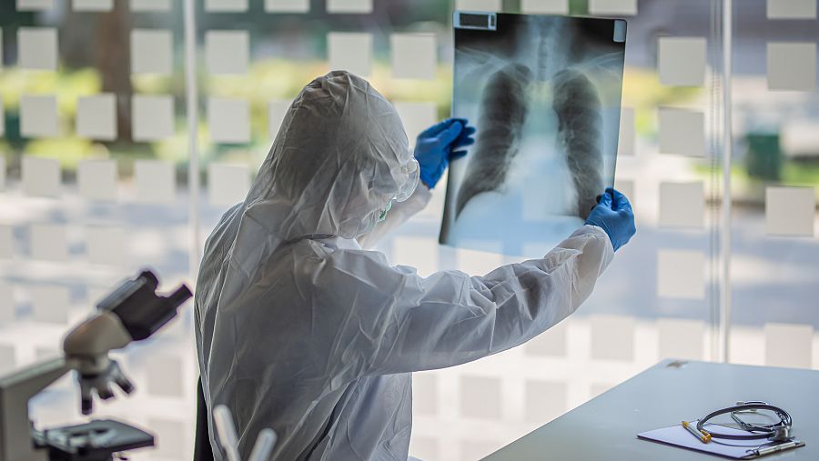 La incidencia de la COVID-19 es radicalmente distinta entre las personas que la sufren.