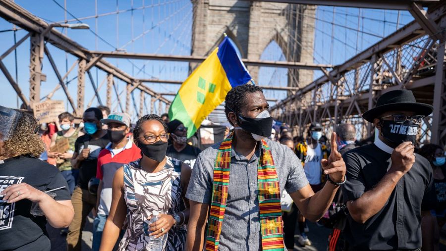 El defensor del pueblo de Nueva York, Jumaane Williams, lidera una multitud que marcha en el Puente de Brooklyn durante una protesta por la reforma policial