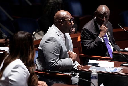 Philonise Floyd (c) testifica acompañado por Angela Underwood (i) y su abogado, Ben Crump (d)