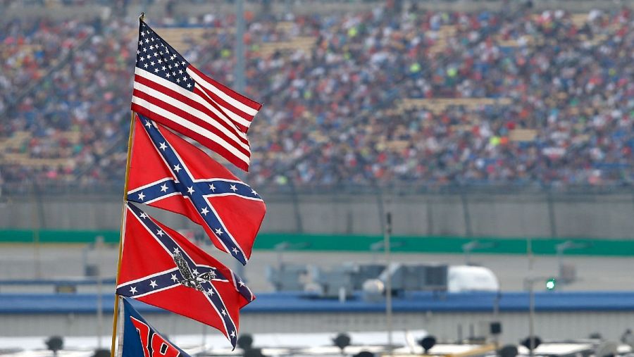 Dos banderas confederadas y una estadounidense en un evento de NASCAR en 2015