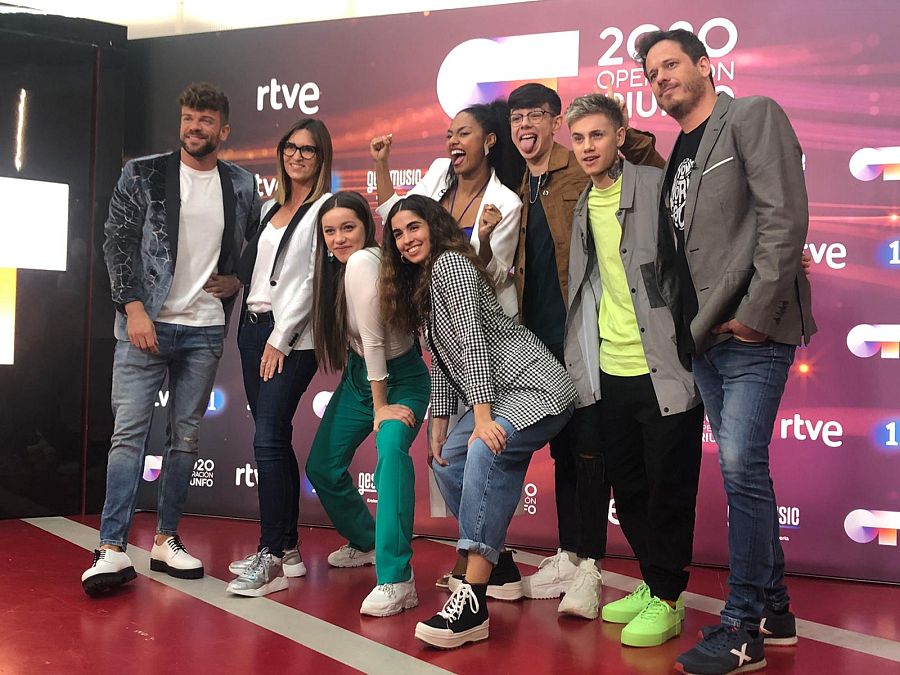 Los 5 finalistas de Operación Triunfo con Noemí, Ricky y Brian