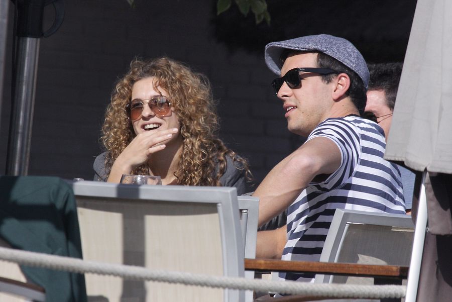 Mario Casas y su hermana Sheila en un restaurante de Málaga