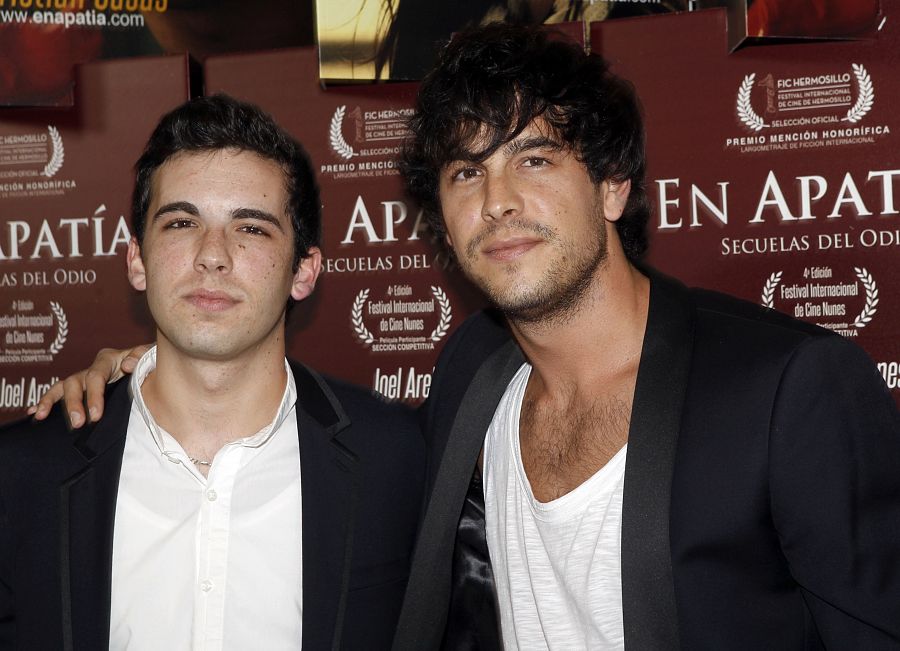 Mario Casas con su hermano, también actor, Christian