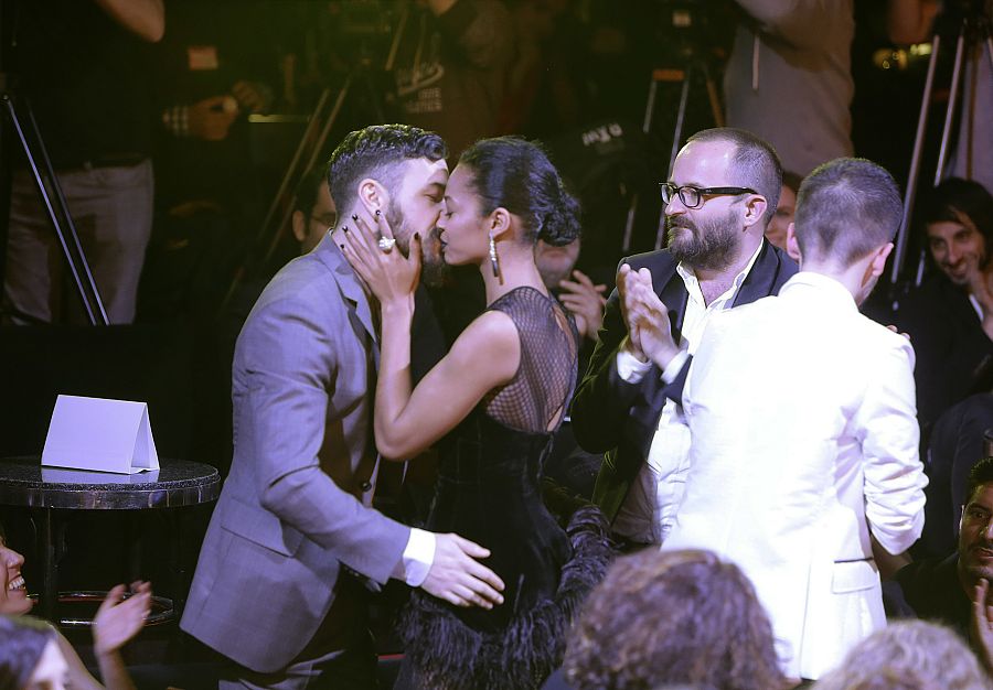Los actores Mario Casas y Berta Vázquez se besan la entrega de los premios Fotogramas de Plata 2015 en Madrid