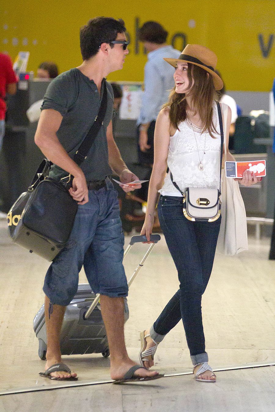 Mario Casas y María Valverde en el aeropuerto de Sevilla