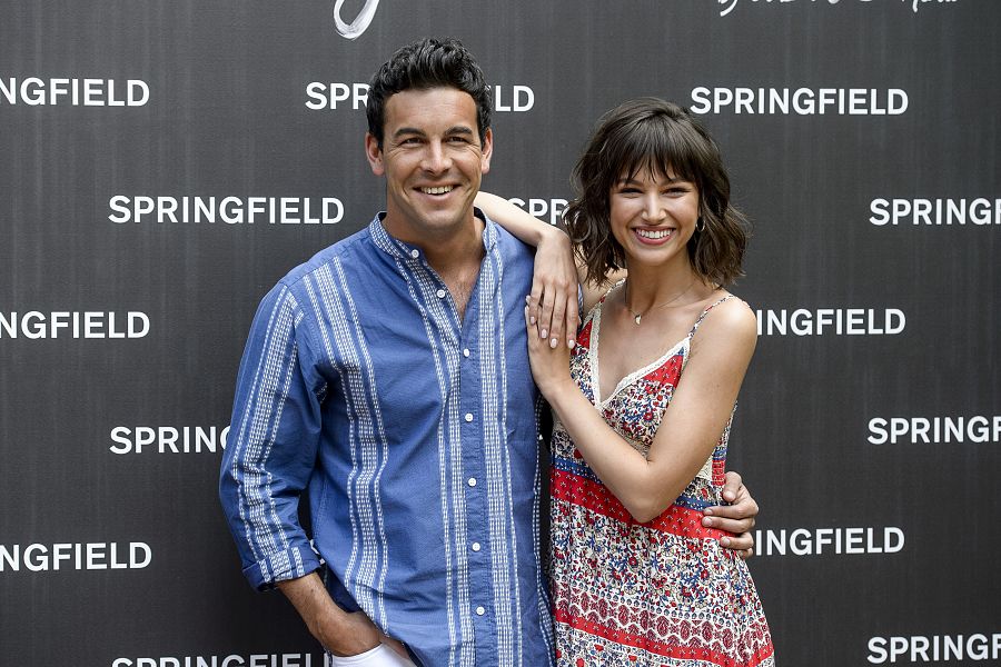 Mario Casas como modelo junto a Úrsula Corberó