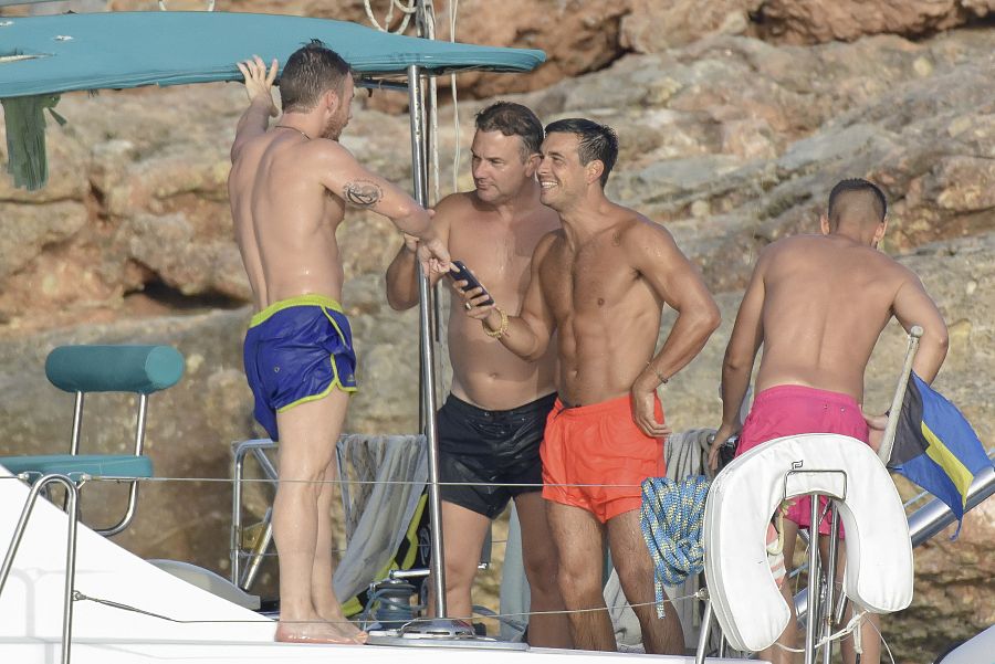 El actor Mario Casas y amigos durante unas vacaciones en Ibiza en 2017