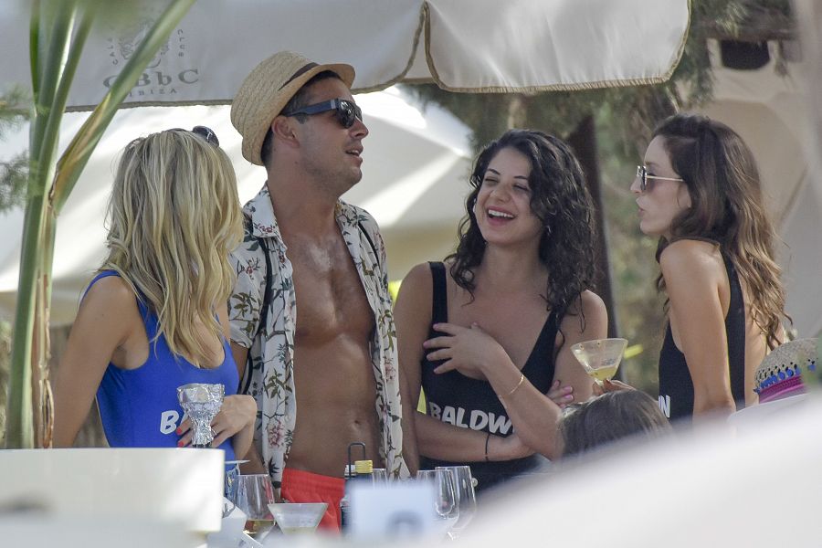 El actor Mario Casas con amigas en Ibiza